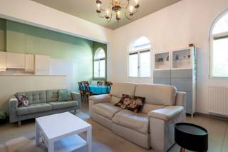 Bent u naast het drukke leven op zoek naar een ideale plaats om te rust te komen? Dan is is deze eigendom zeker het bezoeken waard. Deze loft-duplex bevindt zich op de site van het Karmelietenklooster op een boogscheut van de belangrijkste verbindingswegen met voldoende tram- en bushaltes. In 2011 kreeg deze woning een grondige renovatie.<br />Indeling:<br />U komt binnen via de inkomhal die rechtstreeks toegang geeft tot een polyvalente ruimte/slaapkamer en vervolgens de trappenhal met een apart toilet en berging. Tenslotte is er beneden de woonkamer met ingerichte open keuken. De hoge plafonds zorgen voor voldoende ruimtegevoel. Op de eerste verdieping is er nog de nachthal met toegang tot de zolderruimte, een toilet, 2 badkamers en de 3 slaapkamers.<br />Troeven:<br />- Uniek wonen op een unieke locatie<br />- Gemeenschappelijke tuin<br />- Hoge plafonds (3,75m)<br />- Kelderberging aanwezig<br />Lijkt deze eigendom iets voor u of heeft u concrete vragen? Neem dan snel contact op via 03 360 85 30 en misschien wordt deze eigendom wel de uwe.