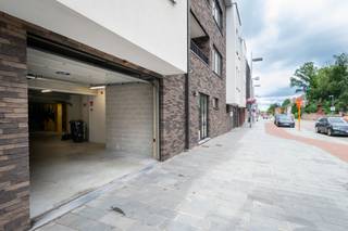 <p><span>Binnenstaanplaats centrum Beveren</span><span><br /><br />Dit betreft een veilig en vlot bereikbare autostaanplaats, ideaal gelegen in het centrum van Beveren, op wandelafstand van de Grote Markt.</span></p><p><span> </span></p><p><span>De garage is toegankelijk via een automatische sectionale poort, zowel voor de in- als uitrit, wat zorgt voor extra comfort, veiligheid en gebruiksgemak. </span></p><p><span>Dankzij de centrale ligging is deze staanplaats ideaal voor bewoners, pendelaars of investeerders die op zoek zijn naar een praktische parkeeroplossing in het hart van Beveren.</span></p><p><span> </span></p><p><span>Afmetingen zijn 5,50m x 2,60m.</span></p><p><span> </span></p><p><span>Maak vrijblijvend een afspraak om de details te bekijken. </span></p><p><span> </span></p><p><span>Wg - Vg - Gvv - Gvkr - Gdv</span></p><p><span> </span></p>