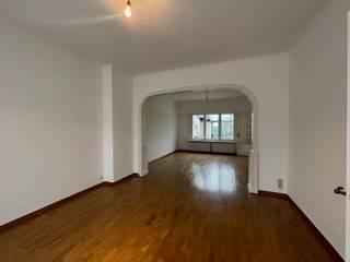 HALFOPEN BEBOUWINGGerenoveerde woning in het centrum van Lille. Beschr: inkom, woonkamer, keuken, wasplaats, toilet met douche, veranda en terras...