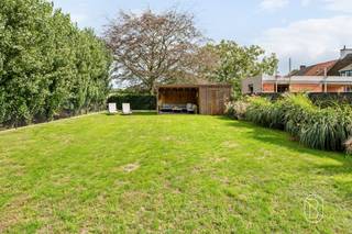 Deze prachtige moderne woning (2019) gelegen in Eke biedt een unieke combinatie van hedendaags design en energiezuinigheid. Met een bewoonbare oppervlakte van 208 m² en een grondoppervlakte van 670 m² beschikt deze woning over alles wat u nodig heeft om comfortabel te wonen.Welkom op de SALESDAY 02/10 met richtprijs 695.000€Het ontwerp is gekenmerkt door grote glazen elementen die optimale lichtinval garanderen en een naadloze verbinding creëren tussen binnen- en buitenruimte. De open plaatsing van ramen en deuren zorgt voor een lichte en uitnodigende sfeer door heel het huis.De woning beschikt over 3 slaapkamers die voorzien zijn van natuurlijk licht dankzij raampartijen met zicht op het omliggende groen. De open leefruimte combineert woonkamer, eetkamer en keuken in één grote, multifunctionele zone met veel bewegingsvrijheid. Dit concept is ideaal voor gezinnen en ondersteunt een moderne leefstijl.De moderne keuken is voorzien van hoogwaardige inbouwapparatuur en genoeg werkblad- en bergruimte. Het design met witte kasten en zwart accent-accenten straalt elegantie uit. De badkamer beschikt over een vrijstaand bad en een inloopdouche met grijs tegeltwerk, compleet met sanitair van topkwaliteit.Met een garage en ruim grind- en graspaden is parkeren geen probleem. De grote tuinoppervlakte biedt volop mogelijkheden voor ontspanning en recreatie. Ieder detail van deze woning is zorgvuldig afgewerkt met premium materialen. De combinatie van warme houttinten, donkere tegelvloeren en neutrale muurtinten creëert een sfeervol en tijdloos interieur. TROEVEN- Het E-peil is opgemaakt van voor zonnepanelen en thuislaadbatterij zijn geplaatst- gelegen aan een fietssnelweg- airco bijgeplaatst in 2022- gezellige gashaard- voorzieningen klaar voor badkamer 2