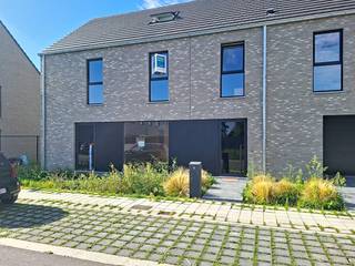 Lot 41 is een halfopen bebouwing met moderne bouwstijl : 2 bouwlagen met hellend dak.<br />Deze woning staat ruwbouw-winddicht momenteel en kan tamelijk snel instapklaar gemaakt worden.<br /><br />GELIJKVLOERS : inkom, wc, ruime living, open keuken met eiland, zeer ruime berging.<br />EERSTE VERDIEPING : 2 grote slaapkamers, 1 kinderkamer, ingerichte badkamer met inloopdouche, badkamermeubel met dubbele lavabo, aparte wc. ZOLDER : 2de vaste trap. Technische ruimte met berging, mogelijkheid tot inrichten van zeer ruime 4de slaapkamer, bureauruimte of hobbyruimte. Mogelijkheid tot het plaatsen van een carport. Gezellige tuin met perfecte oriëntatie !<br />Parkeren op eigen terrein kan, want vergunning carport is in orde !<br /><br />Deze woning wordt volledig afgewerkt aangeboden met ingerichte keuken en badkamer, bevloering en vloerverwarming.<br />Superenergiezuinige woning (E 8) door warmtepomp, doorgedreven isolatiepakket, ventilatiesysteem D en pakket zonnepanelen.<br />Deze woning wordt gebouwd in een nieuw woonproject in het centrum van Beveren-Leie, meer bepaald op de site Vanmarcke tussen de Sint-Jansstraat en de Grote en Kleine Heerweg. Rustig gelegen en voldoende groene ruimte aanwezig.<br />Goeie mobiliteit met winkels, scholen en ontspanningsmogelijkheden vlakbij.<br /><br />Prijs excl. btw en kosten. Download de brochure via https://durabrik.immo/beveren-leie<br /><br />Bezoek onze kijkwoning ter plaatse op afspraak !<br />Bij Durabrik ben je zeker van een vaste prijs. Geen budgettaire verrassingen dus tijdens je bouwtraject.<br />Heb je vragen? Contacteer dan je bouwadviseur via 09 280 60 60 of mail naar info@durabrik.be.<br /><br />*afbeeldingen en oppervlaktes zijn indicatief