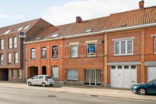 - Centrale ligging met vlotte verbinding: Ieperstraat 34 in Geluwe<br />- Verrassend ruime, verzorgde woning<br />- Keuken met extra eetplaats<br />- Gezellige veranda<br />- Handige berging en wasplaats<br />- 2 badkamers<br />- 3, mogelijks 5 slaapkamers<br />- Dressing/babykamer<br />- Ruime zolder<br />- Grote kelder<br />- Inpandige garage<br />- Zuidwestgerichte tuin met terras en tuinhuis<br />- EPC label D, UC: 3847494 (geen renovatieplicht)<br />- Richtprijs: € 199.000