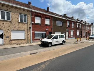 Een prachtige starterswoning met 2 slaapkamers. Mogelijk uitbreiden voor 3 eens de zolder gerenoveerd is. Prachtige tuin met niet veel onderhoud...