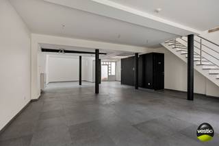 Dit charmante handelspand, gelegen in de Ridderstraat, maakt deel uit van vastgesteld bouwkundig erfgoed en geniet een absolute topligging tussen...