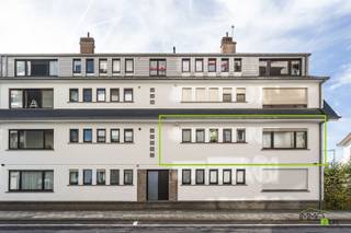 HEDENDAAGS 2-SLAAPKAMERAPPARTEMENT MET PARKEERPLAATS OP 50 M VAN DE ZEEDIJK MEER INFO: https://www.immo2life.be/nl/te-koop?view=detail&id=1276 De vraagprijs bedraagt 349.000 EURO en het appartement wordt momenteel verhuurd aan een maandelijkse huurprijs van 775 EURO (met jaarlijkse indexatie) + 50 EURO maandelijkse algemene lasten. Een investeringsopportuniteit voor wie vastgoed aan zee wil verwerven met onmiddellijke huuropbrengsten.Het betreft een hedendaags 2-slaapkamerappartement (82 m²) met parkeerplaats gelegen op de 1ste verdieping in de residentie "Westenwind" te Knokke-Heist. Het appartement geniet van een bijzonder aantrekkelijke ligging, op 50 m van de Zeedijk en vlakbij winkels, openbaar vervoer (tram 250 m), scholen en het centrum van Heist (mobiscore 7,9/10). Via diverse verbindingswegen (N31, N34, A11) bereikt u vlot de omliggende steden.Deze eigendom biedt alle hedendaags wooncomfort en de bouwfysische staat is uitstekend. Het gebouw, opgericht in 1967, onderging de voorbije jaren enkele renovaties: de gemeenschappelijke inkomhal werd gerenoveerd en voorzien van nieuwe parlofonie in 2025, ook de gevel werd herschilderd in 2025. De keuring van de elektrische installatie is volledig conform tot en met 18 januari 2040.De indeling is als volgt:1ste verdieping: inkomhal, 2 slaapkamers (12 m² en 6,8 m²), badkamer met douche en wastafel, apart toilet, lichtrijke woon- en eetkamer, aparte ingerichte keuken.buiten: 1 parkeerplaats per appartement op de gemeenschappelijke parkeerstrook achteraan het gebouw.
