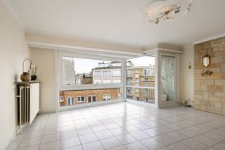 <p><strong>Koksijde: 2-slaapkamerappartement op enkele stappen van zee!</strong></p>

<p>Bent u op zoek naar een 2-slaapkamerappartement op een toplocatie, vlak bij het strand? Dan is dit instapklare appartement op de 3de verdieping van de verzorgde residentie <strong>Islandia</strong> precies wat u zoekt.</p>

<h3><strong>Indeling</strong></h3>
Inkomhal, lichtrijke woonkamer met toegang tot het terras, gemoderniseerde keuken, apart toilet, badkamer met ligbad, twee slaapkamers, elk met toegang tot een terras aan de achterzijde van het gebouw. Daarnaast is er de mogelijkheid om een garage in het gebouw aan te kopen voor <strong>€ 40.000</strong>.

<h3><strong>Troeven</strong></h3>

<ul><li>Verzorgde en goed onderhouden residentie</li><li>Op enkele stappen van de zeedijk en het strand</li><li>Ideaal als tweede verblijf, investering of vaste woonst<br />	 </li></ul>

<p>Interesse? Contacteer Valentin voor meer informatie of een bezoek op <strong>058/22.41.70</strong>.</p>