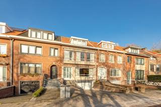 <p><span>WILRIJK - Park Den Brandt</span><span>: Stijlvol ingerichte woning met 4 slaapkamers, ruime tuin en inpandige garage</span></p><p><span> </span></p><p><span>BESCHRIJVING:</span></p><p><span> </span></p><p><span>Gelijkvloers</span><span>:</span></p><p><span>Inkomhal op authentieke terrazzo vloer.</span></p><p><span>Via de gang bereikt men de open eet- en leefruimte op houten parket vloer.</span></p><p><span>Veel lichtinval dankzij de grote raampartijen aan de voorzijde.</span></p><p><span>Doordachte architectuur zorgt eveneens voor een natuurlijke lichtinval aan de achterzijde van de woning.</span></p><p><span> </span></p><p><span>Aparte vernieuwde maatkeuken op natuurstenen vloer, voorzien van oven, microgolfoven en kookvuur van het merk AEG.</span></p><p><span>Ingebouwde koelkast en diepvriezer.</span></p><p><span> </span></p><p><span>1° Verdieping</span><span>:</span></p><p><span>Mooie trap.</span></p><p><span>Deze verdieping herbergt de gerenoveerde design badkamer voorzien van inloopdouche, dubbele lavabo, toilet en ligbad.</span></p><p><span>Handdoekdroger en ventilatiesysteem aanwezig. Ook hier wordt het licht van buiten naar binnen getrokken door de koepel.</span></p><p><span>Twee ruime slaapkamers en een derde kamer in te richten als babykamer of bureau. </span></p><p><span> </span></p><p><span>2° Verdieping</span><span>:</span></p><p><span>De zolder, momenteel benut als gastenkamer met apart bureau, kan nog perfect heringericht worden met een badkamer of als volledige mastersuite.</span></p><p><span> </span></p><p><span>Kelderverdieping:</span></p><p><span>Grote garage met automatische poort.</span></p><p><span>Bergruimte.</span></p><p><span> </span></p><p><span>BIJZONDERHEDEN:</span></p><p><span> </span></p><p><span>* Topligging aan Park Den Brandt, Nachtegalenpark en Middelheimpark</span></p><p><span>* Stijlvolle en doordachte inrichting</span></p><p><span>* Keuken vernieuwd in 2020 - badkamer in 2021</span></p><p><span>* EPC-label D</span></p><p><span>* Mogelijkheid tot parkeren 3 auto's (in de garage, op de oprit en voor de woning op straat)</span></p><p><span> </span></p>