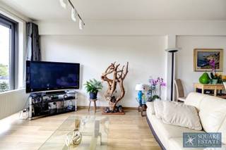 Dit lichte appartement ligt aan de Boulevard Prince de Liège, vlakbij winkels, scholen en openbaar vervoer, en biedt een aangename en...