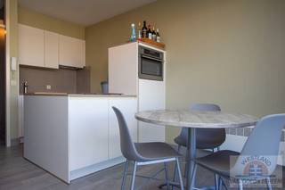 Dans la résidence soignée Residentie Mosselbank, nous vous proposons ce studio spacieux et récemment rénové, idéalement situé dans un emplacement privilégié à la mer.<br />La résidence a récemment bénéficié d’une rénovation complète de la façade, offrant non seulement une allure moderne et rafraîchie, mais également une meilleure durabilité et une valorisation à long terme.<br />Le studio lui-même a également été rénové récemment et est prêt à emménager. Grâce à son agencement intelligent, vous profitez d’un agréable espace de vie lumineux, d’une cuisine pratique et d’une salle de bains soignée. L’espace ouvert permet d’aménager confortablement un coin salon ainsi qu’un espace nuit.<br />Atouts :<br />- Spacieux séjour lumineux<br />- Intérieur récemment rénové<br />- Façade de l’immeuble entièrement rénovée<br />- Idéal comme résidence secondaire<br />- Situé à distance de marche de la mer, des commerces et des restaurants<br />Vous êtes à la recherche d’un pied-à-terre sans souci à la mer ?<br />Ce studio combine confort, situation et esthétique dans un ensemble particulièrement attrayant.<br />Intéressé(e) ? Contactez-nous pour plus d’informations ou pour organiser une visite.