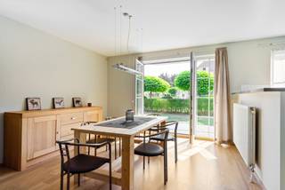 Bent u op zoek naar een rustig gelegen woonst in een afgesloten residentie?
Dan is dit gelijkvloers appartement met een uitstekende mobiscore van 8.7/10 ongetwijfeld iets voor u!
Via de inkomhal met apart toilet komt u vooraan in de twee slaapkamers terecht.
De badkamer is ingericht met ligbad + douchescherm en dubbel lavabomeubel.
De L-vormige living met de open ingerichte keuken met aanpalend de wasplaats zijn achteraan gelegen.
Via het privatieve terras komen we in de gemeenschappelijke tuin.
De ondergrondse garagebox (nummer 25) is in de vraagprijs begrepen en de maandelijkse provisie bedraagt € 151,52 voor o.a. de elektriciteit en het onderhoud van de gemeenschappelijke delen, blokpolis en syndicus.
Neemt u gerust contact op met ons kantoor om een plaatsbezoek in te plannen!