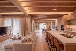 Deze woning is gelegen vlakbij het centrum van Oostnieuwkerke.<br /><br />De woning is nu in casco staat. Het is nu voorzien om gelijkvloers te wonen. De indeling en plannen zijn te raadplegen op aanvraag.<br />Er is mogelijkheid voor 4 slaapkamers, meerdere badkamers, ruime woonkamer en open keuken ... Er is eveneens een bijgebouw (garage) van +- 140 m2. Er zijn meerdere uitwegen in de tuin. Het grootste deel van de technieken is reeds inbegrepen in de prijs (te raadplegen op vraag).<br /><br />In de foto's zijn wat voorbeelden verwerkt van hoe de gelijkvloerse verdieping eruit kan zien én de tuin.<br /><br />PLUSPUNTEN:<br />- AFWERKEN KAN NAAR EIGEN SMAAK<br />- GELIJKVLOERS WONEN MOGELIJK<br />- VLAKBIJ CENTRUM OOSTNIEUWKERKE<br />- UITWEG IN DE TUIN<br />- 2064 M2 grond