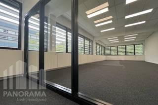 Moderne kantoorruimte van 255 m² op een uitstekende locatie in Zaventem, vlak bij de E40, R22 en A210. Dankzij de bushalte naast het gebouw en de nabijheid van Brussels Airport (slechts 3 km) geniet deze locatie van een optimale bereikbaarheid, zowel met de wagen als met het openbaar vervoer.<br /><br />De instapklare kantoorruimte biedt een aangename en professionele werkomgeving met airconditioning, LED-verlichting, dubbele beglazing, parketvloer en grote raampartijen die zorgen voor een overvloed aan natuurlijk daglicht. Het kantoor maakt deel uit van een verzorgd kantoorgebouw dat uitgerust is met een alarmsysteem.<br /><br />Contacteer<strong> PANORAMA B2B</strong> voor bijkomende inlichtingen, plannen of een vrijblijvend plaatsbezoek via <strong>0477 09 00 09.</strong>