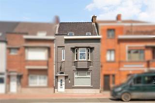 <p>Op zoek naar een ruime gezinswoning met tal van mogelijkheden? Dan is deze karaktervolle woning in Deinze zeker een bezoek waard.<br /><br />Via de inkomhal betreedt u de gezellige leefruimte, die aansluit op de keuken. Op het gelijkvloers bevinden zich daarnaast nog verschillende praktische ruimtes die volledig naar eigen wens kunnen worden ingericht, zoals een bureauruimte, hobbyruimte of berging.<br /><br />Op de eerste verdieping vindt u drie volwaardige slaapkamers en de badkamer. De tweede verdieping biedt nog twee extra slaapkamers, waardoor de woning in totaal beschikt over maar liefst vijf ruime slaapkamers. Ideaal voor grote gezinnen, thuiswerkers of wie graag extra ruimte heeft voor een dressing, hobbykamer of logeerkamers.<br /><br />Een absolute meerwaarde is de mogelijkheid tot een uitgang langs de achterzijde via de garages, wat zorgt voor extra toegankelijkheid en praktisch comfort. Deze troef is zeldzaam bij dit type woning.<br /><br />Dankzij de solide constructie, de ruime bewoonbare oppervlakte en het gunstige EPC-label C vormt deze woning bovendien de ideale basis om verder te moderniseren en volledig naar eigen smaak af te werken.<br /><br />Troeven:<br /><br />5 volwaardige slaapkamers<br />Mogelijkheid tot achteruitweg via de garages<br />Gunstig EPC-label C<br />Ruime bewoonbare oppervlakte<br />Veel renovatie- en inrichtingsmogelijkheden<br />Centrale ligging nabij winkels, scholen en openbaar vervoer<br /><br />Interesse in deze ruime woning met tal van mogelijkheden? Contacteer Immo Beguin vandaag nog voor een bezoek en ontdek zelf alles wat deze eigendom te bieden heeft.<br /><br />Immo Beguin – jouw vastgoedexpert sinds 2009<br />Kantoren in Ronse, Waregem, Kortrijk, Deinze, Doornik en Lessines.<br /><br />Meer info of een bezoek aanvragen via pieter@immobeguin.be.</p>
