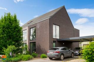 Op een uitstekende locatie te Keerbergen bevindt zich deze energiezuinige half open bebouwing met 3 slaapkamers en leuke tuin. U geniet hier van de rustige ligging in een doodlopende straat, toch vlakbij scholen, het openbaar vervoer en het centrum van Keerbergen. <br /><br />We betreden de woning via de inkomhal met apart gastentoilet en vestiaire. De leefruimte geniet van veel lichtinval door de grote raampartijen. Deze kunt u inrichten met een gezellige zithoek en een aparte eetplaats met zicht op de tuin. Hier is de open keuken mooi geïntegreerd in het geheel en voorzien van de voornaamste, kwalitatieve toestellen. Aansluitend bevindt zich de berging/wasplaats. De nachthal op de eerste verdieping geeft ons toegang tot 3 slaapkamers, een apart toilet, een extra wasplaats/berging en de badkamer met dubbele lavabo, ligbad en douche. Tenslotte bevindt zich op de tweede verdieping nog een ruime stockagezolder, die mits het plaatsen van een vaste trap nog omgevormd kan worden tot vierde slaapkamer. In de verzorgde, sfeervolle tuin met aangelegd terras kunt u steeds in alle rust en privacy genieten van het mooie weer. Een tuinhuis met pergola biedt u daarbij voldoende ruimte voor opslag van tuinspullen en/of fietsen. Naast de woning beschikt u verder nog over een carport. Tenslotte is de woning voorzien van zonnepanelen en een laadpaal. De elektriciteit is conform en de EPC score bedraagt slechts 80. <br /><br />Dit is een uitstekende opportuniteit als u op zoek bent naar een rustig gelegen woning met 3 slaapkamers op een goede locatie te Keerbergen. Contacteer ons voor meer informatie op 0497 14 67 97 of via info@boonstravastgoed.be <br /><br />Bijzonderheden:<br />- Energiezuinig<br />- Rustige ligging<br />- 3 slaapkamers
