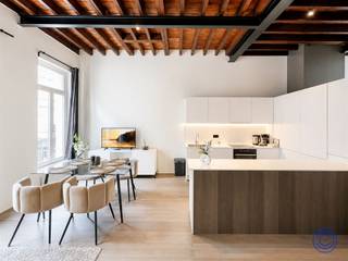 <p><span>Informatie appartement </span></p><p><span>Op zoek naar je eerste eigen plek in de stad? Dit charmante appartement in de Sint-Andriesbuurt is ideaal voor jonge starters die houden van karakter, comfort en een bruisende ligging. De lichtrijke leef- en eetruimte valt meteen op door de indrukwekkende plafondhoogte van ca. 3,6 meter en de warme donkerhouten plafonds. De open keuken sluit mooi aan op de leefruimte en is volledig ingericht met kookplaat, dampkap, koelkast, vriezer en oven. Achteraan bevindt zich een ruime slaapkamer van ca. 12,5 m², rustig gelegen en praktisch in te richten. Verder beschikt het appartement over een apart toilet en een ruime badkamer met regendouche, lavabomeubel, spiegel en aansluitingen voor wasmachine en droogkast. Ook technisch zit het goed: EPC-label B, conforme elektriciteit, dubbel HR-glas, centrale verwarming op aardgas en een asbestveilig attest. De nutsvoorzieningen zijn via aparte meters en de algemene kosten worden geschat op ca. 50 per maand. De ligging is een absolute troef: tussen het Historisch Centrum en t Zuid, met winkels, horeca, scholen en openbaar vervoer op wandelafstand. Hier geniet je volop van het Antwerpse stadsleven, met alles binnen handbereik. Het appartement ligt in een verzorgd gebouw met videofoon en is momenteel verhuurd, waardoor het ook interessant is als investering. Een stijlvolle stadsstek met karakter, comfort en toplocatie perfect als eerste aankoop of slimme investering.</span></p><p><span> </span></p><p><span>Indeling </span></p><ul><li><span>Lichtrijke leef- en eetruimte met karaktervolle donkerhouten plafonds en een indrukwekkende plafondhoogte van ca. 3,6m</span></li><li><span>Volledig ingerichte open keuken, uitgerust met kookplaat, dampkap, koelkast, vriezer en oven</span></li><li><span>Apart toilet met handenwasser in de gang</span></li><li><span>Ruime badkamer met regendouche, lavabomeubel en spiegel</span></li><li><span>Achteraan bevindt zich een zeer ruime slaapkamer van ca. 12,5 m²</span></li></ul><p><span> </span></p><p><span>Extra's</span></p><ul><li><span>Aansluiting voor wasmachine en droogkast voorzien in de badkamer</span></li><li><span>Gemeenschappelijke delen in verzorgde algemene staat.</span></li><li><span>Houten buitenschrijnwerk voorzien van dubbel HR-glas.</span></li></ul><ul><li><span>Aandeel basisakte t.l.v. de koper: ca. 850 EUR</span></li></ul><p><span> </span></p><p><span>Algemene informatie</span></p><ul><li><span>Algemene kosten: nog niet vastgesteld (geschat op ca. 50 EUR/maand)</span></li><li><span>Nutsvoorzieningen: aparte meters voor water, elektriciteit en aardgas</span></li><li><span>Verwarming: centrale verwarming op aardgas</span></li></ul><p><span> </span></p><ul><li><span>Elektrische keuring: conform</span></li><li><span>EPC: label B</span></li><li><span>Asbestattest: asbestveilig</span></li></ul><p><span> </span></p><p><span>Gebruik</span></p><ul><li><span>Het appartement is op heden verhuurd.</span></li></ul><p><span> </span></p><p><span>Gebouw</span></p><ul><li><span>Het kwalitatief en goed onderhouden appartementsgebouw bestaat uit een kelder, gelijkvloers en 4 verdiepingen met 3 appartementen</span></li></ul><ul><li><span>Dak in goede staat </span></li></ul><ul><li><span>Geen lift aanwezig</span></li><li><span>Videofoon aanwezig</span></li></ul><p><span> </span></p><p><span>Ligging </span></p><ul><li><span>Toplocatie in hartje Antwerpen, op de as tussen het Historisch Centrum en de wijk ’t Zuid</span></li><li><span>Scholen, winkels, horeca en openbaar vervoer bevinden zich op wandelafstand</span></li><li><span>Ideaal voor wie houdt van stadsleven, met alles binnen handbereik</span></li><li><span>Vlotte verbinding naar de Ring van Antwerpen</span></li></ul><p><span> </span></p><p><span>De informatie in deze prospect is ten informatieve titel: De kandidaat-koper moet zijn eigen zaak maken van het verkrijgen, controleren en interpreteren van deze informatie.</span></p><p><span> </span></p>