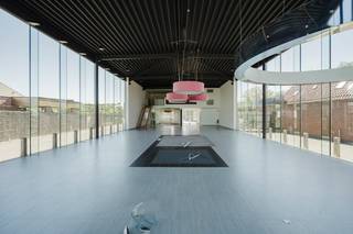 Bedrijfsgebouw bestaande uit showroom, werkplaats, en ruime parking te koop in Zwevegem. Totale grondopp. +/- 1.940 m². * Showroom- Gelijkvloers (ca. 350 m²) bestaande uit een ruime toonzaal, kantoorruimte en sanitair blok- Mezzanine (ca. 70 m²) bestaande uit 2 vergaderruimtes en kitchenette* Werkplaats/Atelier- oppervlakte ca. 200 m²* Ruime parking van ca. 380 m²Specificaties:- Polybeton- Warmtepomp- Warme luchtblazer op gas - Grote raampartijen - 2 sectionaalpoorten in atelierDit pand kan onderhevig zijn aan de renovatieverplichting die door de Vlaamse overheid wordt opgelegd voor niet-residentiële gebouwen. Consulteer voor meer informatie de website van het Vlaams Energie- en Klimaatagentschap via https://www.energiesparen.be/nr/renovatieverplichting.Bent u op zoek naar bedrijfsvastgoed bestaande uit een showroom met atelier te koop in Zwevegem? Aarzel dan niet om ons te contacteren op het nummer 056 21 11 11.Bestuursmaatregelen in het maatregelenregister: nee