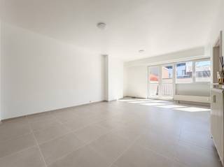 <p><span>ANTWERPEN - Bij Meir - Otto Veniusstraat 5</span><span>: Charmante studio in hartje Antwerpen</span></p><p><span> </span></p><p><span>BESCHRIJVING:</span></p><p><span> </span></p><p><span>Deze aangename studio is gelegen in de Otto Veniusstraat, op een bijzonder centrale locatie in het hart van Antwerpen. </span></p><p><span>De Meir, het historische stadscentrum en het Centraal Station bevinden zich op wandelafstand, met tal van winkels, horeca zaken en openbaar vervoer in de directe omgeving.</span></p><p><span>De studio, die zich op de 3° verdieping bevindt, heeft een bewoonbare oppervlakte van ca. 50 m² en werd in 2025 vernieuwd.</span></p><p><span>Bij binnenkomst wordt u verwelkomd in een aangename leefruimte met veel natuurlijke lichtinval. </span></p><p><span>Verder beschikt de studio over een eigen kitchenette en badkamer met douche en toilet en biedt daarnaast het comfort van een lift en een terras.</span></p><p><span>De rustige ligging in combinatie met de centrale locatie maakt deze studio bijzonder geschikt voor wie graag alle voorzieningen binnen handbereik heeft.</span></p><p><span> </span></p><p><span>BIJZONDERHEDEN:</span></p><p><span> </span></p><p><span>- Lift aanwezig</span></p><p><span>- Knus terras</span></p><p><span>- Super centrale ligging in het hart van Antwerpen</span></p><p><span>- Onmiddellijk beschikbaar</span></p><p><span>- Gemeenschappelijke kosten bedragen 200 €/maand (provisie voor de verwarming, water en onderhoud gemene delen).</span></p><p><span> </span></p>