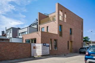 Deze charmante duplexwoning, met inkom aan de Ambachtsstraat, combineert een klassieke indeling met moderne technieken en energiezuinig comfort. <br /><br />Op het gelijkvloers vormen de volledig ingerichte keuken, eetruimte en zitplaats een open en luchtig geheel met zicht op de tuin. Een grote voorraadberging grenst aan de keuken en de technische installaties zijn netjes ondergebracht in een aparte berging.<br /><br />Achteraan bevindt zich een zuidgerichte stadstuin met ommuurd terras en een poortje naar de straat – ideaal voor privacy. Via de tuin heb je directe toegang tot een zeer ruime garage ( aan te kopen voor €40.000,-), geschikt voor een wagen, meerdere fietsen, afvalcontainers en met voorziening voor een laadpaal, aangesloten op de meter van de woning.<br /><br />Op de verdieping vinden we twee ruime slaapkamers met parket en een comfortabele badkamer met dubbele wastafel, douche en extra toilet – perfect voor gezinnen of koppels.<br /><br />Kwaliteit en duurzaamheid gegarandeerd:<br /><br />*Vloerverwarming mét vloerkoeling, warmtepomp en zonnepanelen inbegrepen.<br />E-peil 10 (ver onder de norm), wat betekent: 5 jaar vrijstelling van onroerende voorheffing.<br /><br />Een comfortabele, energiezuinige woning op een centrale locatie – klaar om jouw thuis te worden!<br /><br />Aankoop mogelijk aan 6% BTW