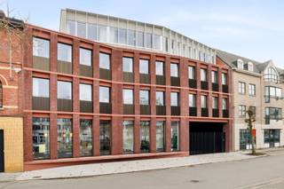 - Emplacement central à Courtrai : Place Saint-Amand 3/4<br />- Chambre d'étudiant au rez-de-chaussée dans un complexe neuf<br />- Salle de bain privée avec toilettes<br />- Cuisine équipée avec coin repas (commun)<br />- Espace détente commun avec cuisine supplémentaire<br />- Local à vélos pratique (commun)<br />- Investissement sans souci avec rendement optimal<br />- Géré de A à Z<br />- Quasi-neutre en énergie (BEN)<br />- Prix indicatif : 169000 €