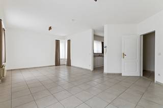 <p><strong>2-slaapkamer appartement in hartje Lille – zonder gemeenschappelijke kosten!</strong></p>
<p>Dit gezellige appartement met <strong>2 slaapkamers</strong> bevindt zich op een <strong>centrale ligging</strong> in het centrum van Lille. Het appartement is voorzien van een <strong>functionele keuken</strong>, <strong>badkamer</strong>, <strong>praktische tuinberging</strong> en een <strong>aangenaam terras</strong> waar je heerlijk kan genieten van de buitenlucht.</p>
<p>De bereikbaarheid is een groot pluspunt: op slechts <strong>1,7 km van de autosnelweg Eindhoven – Antwerpen</strong> ben je in geen tijd onderweg richting stad of werk.</p>
<p>Een extra troef: <strong>er zijn geen gemeenschappelijke kosten</strong> verbonden aan dit appartement!</p>
<p>Kortom, een ideale woonst voor wie comfortabel wil wonen met alle voorzieningen binnen handbereik.</p>