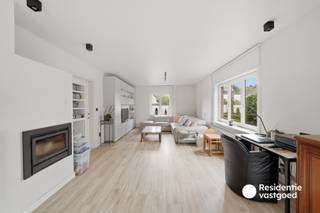 In de Pastoriestraat 33 in Oudenburg staat een vrijstaande woning die haar jaren met de nodige charme draagt. Geen doorsnee nieuwbouwverhaal, maar een woning met karakter, ruimte en een landelijke setting. Vanuit de woning kijkt u uit over een open landschap, terwijl de ruime en lichtrijke living zorgt voor een aangename leefomgeving. Met drie slaapkamers, een ruime zolder en heel wat bergruimte is er bovendien plaats genoeg voor het dagelijkse leven én alles wat daar stilletjes bij komt kijken.<br /><br />Ruimte zit hier niet alleen in de vierkante meters<br /><br />De woning is praktisch opgevat en biedt meer opbergruimte dan u op het eerste gezicht zou verwachten. Zowel binnen als in de tuin is er voldoende plaats om spullen, materiaal en hobby’s een eigen stek te geven. De ruime zolder vormt daarbij een extra troef: een ideale plek voor stockage. De vrijstaande ligging geeft bovendien een gevoel van ademruimte dat vandaag niet vanzelfsprekend is. Hier krijgt u geen woning die zich opdringt, maar eentje die mogelijkheden laat.<br /><br />Jaren op de teller, maar geruststellend op papier<br /><br />Hoewel deze woning duidelijk al wat levenservaring heeft, komt ze verrassend sterk uit de energetische en veiligheidscontrole. Met een EPC-label B is de woning energetisch uitstekend gewaardeerd voor haar leeftijd. Ook op het vlak van asbest is er duidelijkheid: de woning is asbestveilig. Dat maakt het verhaal bijzonder interessant voor wie op zoek is naar de charme en degelijkheid van een oudere woning, zonder daarbij blind in een onzeker avontuur te stappen. Een landelijke thuis met karakter, uitzicht en ruimte — maar tegelijk met enkele belangrijke geruststellingen op zak.