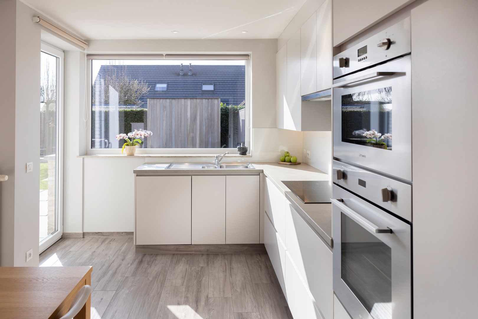 Jonge halfopenwoning met inpandige garage en aangename tuin. - foto 5