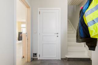 Deze ruime woning werd de voorbije jaren grondig gerenoveerd en is volledig instapklaar. Danzkij de gunstige ligging vlakbij het centrum van Kapellen bevinden winkels, scholen en het openbaar vervoer zich allen in de nabije omgeving. Via de inkomhal met gastentoilet betreedt u de woning. Van hieruit betreikt u de ruime en lichtrijke leefruimte met tegelvloer. Dankzij de grote raampartijen aan zowel de voor- als achterzijde geniet de ruimte van een aangename lichtinval. Het hoge raam aan de achterzijde zorgt tevens voor een fijn uitzicht op de westgerichte tuin. Aansluitend aan de leefruimte bevindt zich de in 2025 vernieuwde, open keuken, uitgerust van alle comfort. Daarnaast is er een praktische berging, bereikbaar vanuit zowel de keuken als de inkomhal. Op de eerste verdieping bevinden zich drie volwaardige slaapkamers en een eveneens in 2025 vernieuwde badkamer, voorzien van een inloopdouche, toilet en wastafel met meubel. Verder beschikt de woning over een ruimte bergzolder, waar heel wat extra materiaal gestockeerd kan worden. Het perceel heeft een totale oppervlakte van 160 m² en is westelijk georiënteerdd, waardoor u de hele namiddag en avond van de zon kunt genieten. In de tuin bevindt zich bovendien een in 2025 vernieuwde tuinberging voorzien van elektriciteit en een overdekt terras. Uw wagens kan u eenvoudig parkeren op eigen terrein dankzij de 2 autostaanplaatsen voor de woning. Bovendien werd de woning in 2021 uitgerust met 10 zonnepanelen.