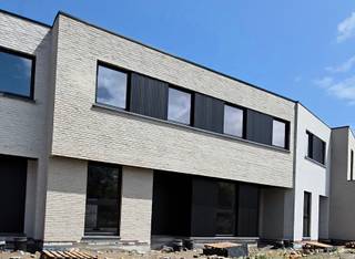 Ontdek Uw thuis met 3-slpk (incl. autostaanplaats) te Blankenberge.
✔ Een appartement met alle voordelen van een woning

Op zoek naar een moderne en energiezuinige thuis op een centrale locatie? Ons nieuwbouwproject in Blankenberge combineert comfort, stijlvolle architectuur en een rustige omgeving. Elke entiteit beschikt over een privé tuin die via een tuinpoort uitkomt op een ruime groene leefomgeving.

Wat kunt u verwachten?
✔ Drie slaapkamers
✔ Moderne badkamer
✔ Praktische berging
✔ Terras met private tuin
✔ Private Fietsenberging
✔ Autostaanplaats

Daarnaast zetten we in op energiezuinig wonen: alle entiteiten zijn voorzien van vloerverwarming op een warmtepomp, wat zorgt voor een aangenaam binnenklimaat en lagere energiekosten.

U heeft nog de volledige vrijheid om uw woning volledig naar wens af te werken. Maak nu nog uw keuzes op vlak van: ✔ Sanitair ✔ Vloeren ✔ Badkamer ✔ Keuken

Wij staan garant voor:
✔ Persoonlijke afwerking – kies uit hoogwaardige materialen om uw woning naar wens in te richten.
✔ Persoonlijke begeleiding – als familiaal bedrijf bieden we een aanpak op maat en staan we klaar om u te begeleiden.

Graag nemen wij de tijd voor een afspraak ter plaatse of in onze toonzaal waar u alle keuze mogelijkheden kan ontdekken.

Contacteer ons vrijblijvend voor meer informatie:
050 43 56 12
bouw@boarte.be

Plannen en beschikbaar zijn te bekijken op onze website: boarte.be.