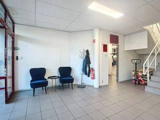 Polyvalent bedrijfsgebouw met een bruikbare oppervlakte van 643m² (verdeeld over 2 verdiepingen)Gelijkvloers met dubbele toegangsdeur als...