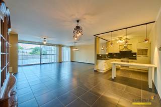 Dit gelijkvloers appartement in hartje Lommel biedt ruimte!Zowel binnen als buiten…De woonruimte is uitzonderlijk groot en beschikt over een...