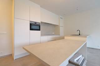 Prachtig nieuwbouwappartement in hartje Ardooie.Het appartement bevindt zich op de eerste verdieping in de stijlvolle residentie Parkzicht II.Het...