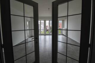 Dit mooi opgefrist, ruim appartement in het hartje van Sint-Niklaas biedt een prachtig uitzicht over de Houtbriel. Het is gelegen op de 3e verdieping van een statig appartementsgebouw met lift en bestaat uit een ruime living met veel lichtinval, een volledig ingerichte keuken, een badkamer met inloopdouche, 2 slaapkamers, een gastentoilet, een terrasje en een kelder. Er is de mogelijkheid om een autostaanplaats te huren achter het gebouw. De ligging vlakbij de Grote Markt en de nabijheid van verschillende winkels en het openbaar vervoer zijn slechts enkele voordelen!