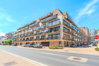Zonnig en uniek hoekappartement met 2 slaapkamers en grote terrassen te koop in Middelkerke, Koninginnelaan 58. Dit ruim appartement ligt op de vierde verdieping van de recente residentie "Hermitage" (2009). Door de toplocatie verblijft u vlak bij winkels, horeca, openbaar vervoer en de Zeedijk. Ook is er een optie tot het kopen van een garagebox in de residentie!<br /><br />Indeling:<br />- inkomhall voorzien van vestiairekasten<br />- lichtrijke leefruimte (35m²) <br />- open keuken voorzien van kookeiland, vitro-keramische kookplaat, vaatwasmachine, microgolf, koelkast met vriesvak en heel wat opbergruimte<br />- berging <br />- terras (17 m²) met ochtendzon<br />- terras (20m²) met ochtend - en middagzon<br />- apart toilet met handwaslavabo<br />- badkamer met bad en dubbel lavabomeubel<br />- slaapkamer 1 (11m²) met ingemaakte kasten<br />- slaapkamer 2 (11m²) met ingemaakte kasten<br />- berging met aansluiting wasmachine<br /><br />Troeven:<br />- Ruime en zonnige terrassen <br />- Lichtrijk hoekappartement<br />- Recent gebouw (2009)<br />- Instapklaar en zeer mooi onderhouden appartement<br />- Ideaal appartement als vast of tweede verblijf!<br />- Mogelijkheid tot aankopen van een garagebox in het gebouw<br />- Gemeenschappelijke fietsenberging in het gebouw<br /><br />Bent u op zoek naar een instapklaar hoekappartement met 2 slaapkamers en ruime terrassen? Aarzel niet en leg vandaag nog uw bezoek vast!<br /><br />Bestuursmaatregelen in het maatregelenregister: nee<br /><br />Deze AI-visualisaties zijn bedoeld als inspiratie. Er werd geen rekening gehouden met technische specificaties, stedenbouwkundige voorschriften of de concrete mogelijkheden tot realisatie.