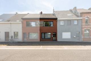 <p>Te koop: gesloten bebouwing in Sint-Niklaas, gelegen in een residentiële omgeving nabij scholen, openbaar vervoer en belangrijke invalswegen.</p>
<p>Deze woning combineert een praktische indeling met aangename leefruimtes en een mooie tuin van 130 m². De lichtrijke living vormt het hart van de woning en sluit aan op de veranda en de buitenruimte. Dankzij de drie volwaardige slaapkamers biedt deze woning voldoende ruimte voor gezinnen of wie extra hobby- of bureauruimte zoekt. De ligging aan de stadsrand van Sint-Niklaas zorgt voor een vlotte bereikbaarheid en een aangename woonomgeving. Bovendien beschikt de woning over een EPC-label C.</p>
<p> </p>
<p>• Ruime living (33,9 m²) met veel lichtinval<br />• Volledig ingebouwde keuken (6,92 m²) met inductiekookplaat, oven en ingemaakte kasten<br />• Veranda (6,68 m²) met zicht op de tuin<br />• Badkamer (8,25 m²) met dubbele wastafel en douche<br />• Apart toilet met handenwasser<br />• Wasplaats/technische ruimte met aansluitingen voor wasmachine en droogkast<br />• 3 ruime slaapkamers van 18,02 m², 15,82 m² en 25 m²<br />• Tuin van 130 m² met terras en tuinhuis</p>
<p>Troeven<br />• Residentiële ligging nabij scholen, openbaar vervoer en invalswegen<br />• Drie ruime slaapkamers en praktische indeling<br />• Aangename tuin met terras en tuinhuis</p>
<p>Neem vandaag nog contact op met je ERA-makelaar voor een bezoek. JOUW DROOMHUIS. ZO GEVONDEN!</p>