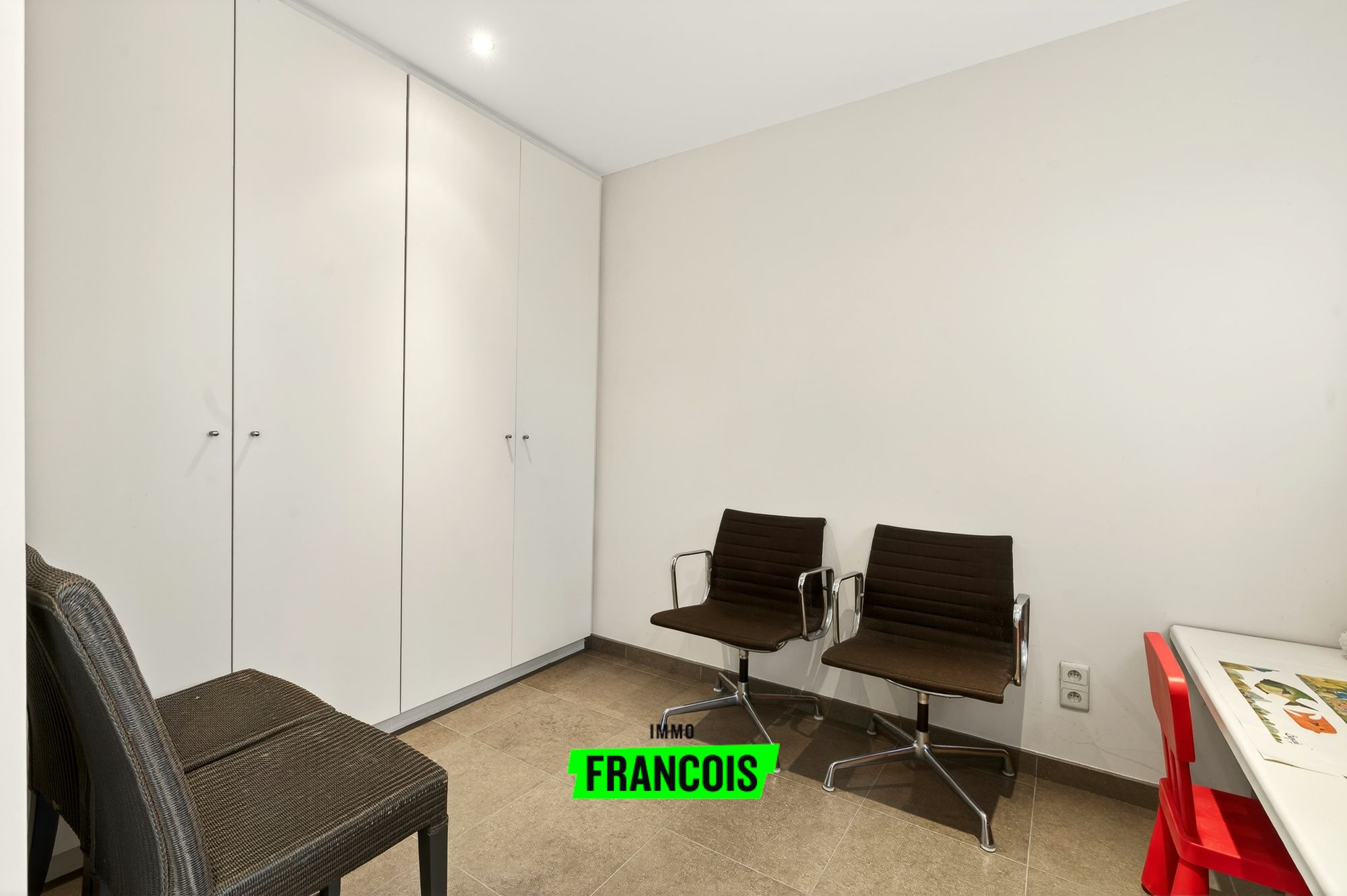 Handelsruimte op centrale ligging te Oostende, ideaal voor allerhande vrije beroepen! - foto 4