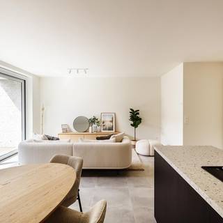 Ben je op zoek naar een ruim appartement op een centrale locatie in Waregem? Dit instapklare appartement op de eerste verdieping combineert een doordachte indeling met hedendaags wooncomfort en vormt bovendien een interessante investeringsopportuniteit.
Met een oppervlakte van 102 m² geniet je van een ruime leefomgeving met 2 slaapkamers en een terras van 12 m², ideaal om buiten te ontspannen. De kwalitatieve afwerking, vloerverwarming en energiezuinige voorzieningen zorgen voor een aangename woonervaring.
De ligging is een belangrijke troef. Je woont op wandelafstand van het centrum van Waregem, met winkels, horeca, het station en andere voorzieningen binnen handbereik. Daarnaast beschik je over een privatieve berging en een ondergrondse parkeerplaats. De groene binnentuin zorgt voor extra rust.
Het appartement is interessant als investering, maar ook voor eigen bewoning. Koop je het als je enige, eigen woning? Dan kan je onder de geldende voorwaarden genieten van 2% registratierechten in plaats van het algemene tarief van 12%. Als het appartement momenteel verhuurd is, kan je als nieuwe eigenaar de bestaande huurovereenkomst opzeggen met respect voor de wettelijke voorwaarden en opzegtermijn.
Verkoopprijs: € 415.000. De aankoop gebeurt onder het registratiestelsel. Er is geen btw van toepassing.
