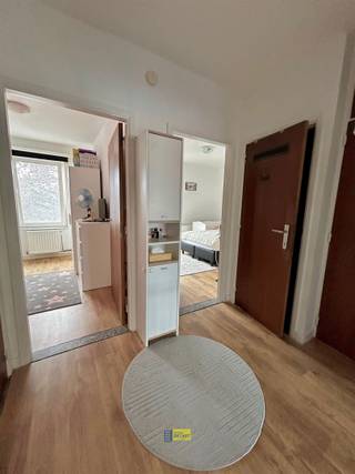 <p><span>Rustig gelegen appartement op de tweede verdieping voorzien van twee slaapkamers en terrasje, living op laminaatvloer met aangenaam uitzicht, open keuken, badkamer met ligbad en dubbele wastafel, geïsoleerd dak, geen vaste kosten, e-peil = C, vrij vanaf 01/10/2026</span></p>