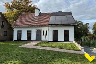 Instapklare, gerenoveerde woning met 3 slaapkamers, ruime tuin en ideale ligging!<br /><br />Bent u op zoek naar een gezellige, stijlvolle en volledig instapklare woning? Deze prachtig gerenoveerde woning combineert comfort, charme en een uitstekende ligging!<br /><br />Indeling en troeven:<br />• Zonnepanelen 7.360Wp/16 stuks<br />• 3 ruime slaapkamers, allen voorzien van massieve parketvloer voor een warme, luxueuze uitstraling<br />• Gezellige leefruimte met haard en parketvloer – ideaal voor gezellige avonden thuis<br />• Inkomhal met voldoende plaats voor vestiaire<br />• Moderne, ingerichte keuken met alle comfort<br />• Badkamer met zowel ligbad als douche<br />• 2 aparte toiletten – extra praktisch voor gezinnen of gasten<br />• Volledig geschilderd – u hoeft enkel nog uw meubels te plaatsen en te verhuizen!<br />• Kelder aanwezig onder het ganse huis met mogelijkheid tot parkeren van 2 wagens <br /><br />Buitenruimte:<br />• Zeer ruime, aangelegde tuin van ca. 800 m² – perfect voor tuinliefhebbers, kinderen of huisdieren<br />• Overdekte buitenruimte, waar uw tuinmeubelen het hele jaar door kunnen blijven staan – ideaal voor zomerse barbecues én winterse gezellige momenten buiten<br /><br />Ligging:<br />• Slechts 6 minuten van afrit Halen (E314) – snelle verbinding richting Leuven, Hasselt of Genk<br />• Op 5 minuten van het treinstation – perfect voor pendelaars<br />• Rustige ligging met alle voorzieningen in de buurt<br /><br />Samengevat:<br />Deze woning is tot in de puntjes gerenoveerd en klaar om meteen in te trekken. Kwalitatieve afwerking, een zee van ruimte binnen én buiten, én een toplocatie. Dit is een unieke kans voor wie zorgeloos wil verhuizen!<br /><br />Interesse? Mis deze kans niet en neem snel contact op voor een bezoek ter plaatse!