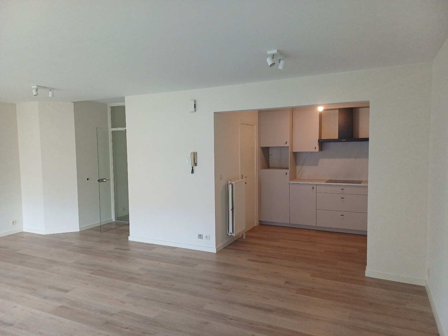 Volledig gerenoveerd energiezuinig 2 slaapkamer appartement in Neerpelt centrum - foto 4