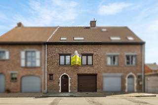 Ontdek deze ruime bel-étagewoning op een uitstekende locatie aan de rand van het centrum van Hamme, nabij winkels, scholen en uitvalswegen...