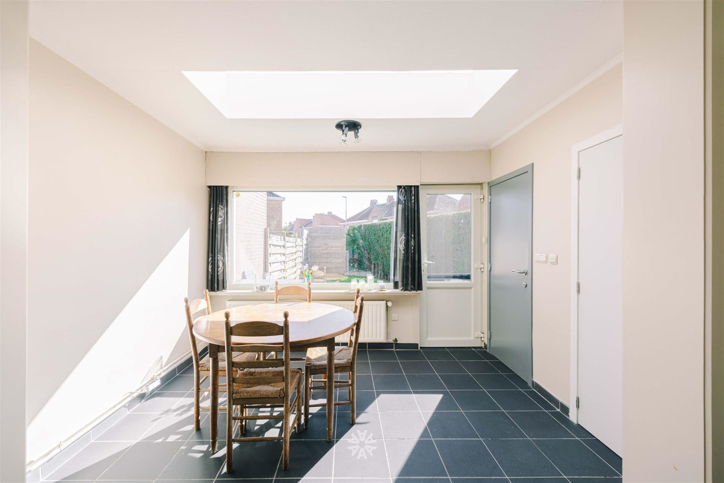 Lichtrijke hoekwoning met drie slaapkamers en aangename stadstuin - foto 4