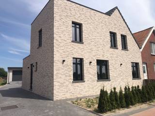 recent volledig vernieuwde gezinswoning met terras en tuin. Gelegen aan de doorgaande weg Meer - Minderhout.INDELING :Gelijkvloers : inkomhal / cv...