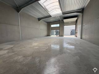 - Nieuwe KMO-units te Ichtegem -<br /><br />In de Industriestraat te Ichtegem transformeert Global Estate Group de voormalige Dupon Biscuits-site – bekend van koekjes voor ijsjes – tot een modern en duurzaam bedrijventerrein.<br /><br />In dit nieuwe KMO-park, *Houtland West*, bieden wij een casco loods van 246 m² te koop aan. De unit beschikt over 2 inbegrepen privéparkeerplaatsen en maakt deel uit van een recent opgeleverd bedrijvenpark met een hedendaagse uitstraling.<br /><br />*Houtland West* is strategisch gelegen in het hart van Ichtegem, vlot bereikbaar via de N33 en op korte afstand van Torhout, Gistel en de E40. Het bedrijventerrein is ideaal voor kleine en middelgrote ondernemingen die op zoek zijn naar een functionele, duurzame en goed bereikbare uitvalsbasis in West-Vlaanderen.<br /><br />Interesse? Neem contact met ons op voor meer info of een bezoek ter plaatse.