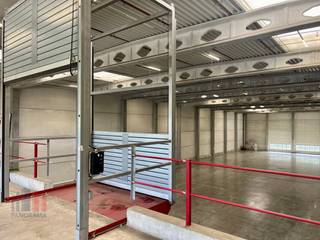 Uitstekend gelegen opslagruimte van 2.698 m² in combinatie met 371 m² mezzanine te huur in de industriezone 'Genk Zuid' langsheen het Albertkanaal...