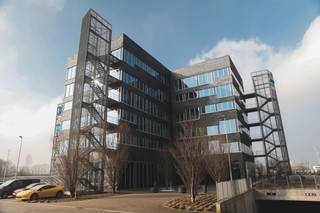 Dit kantoor op de derde verdieping biedt 332m² aan inspirerende werkruimte met een prachtig zicht op de E313. Gelegen tussen Antwerpen en Hasselt,...