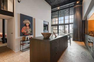 Bij het betreden van deze uitzonderlijke loft waant u zich meteen in een andere wereld.Een unieke woonbeleving waar hoogwaardige materialen, maatwerk...