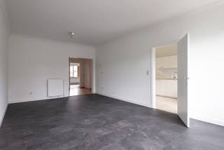 In een kleinschalig gebouw met een breedte van 7 meter, bevindt zich dit 2 slaapkamer appartement. Inkomhal met apart toilet en berging, woonkamer aan keuken met toegang naar balkon. Badkamer voorzien van ligbad en lavabo, 2 slaapkamers waarvan één met toegang naar achterliggend terras. Extra's: Conforme elektrische keuring, geen asbest. Aangezien het appartement energielabel F heeft, dient u het appartement naar minimaal label D te brengen binnen 6 jaar na aankoop. De rennovatieplicht is van toepassing.