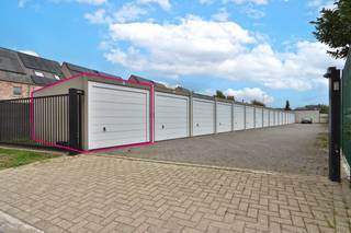 Op zoek naar een veilige, vlot bereikbare én recente afgesloten garagebox (2016) voor uw wagen, moto, fietsen of extra opslag?Deze aparte garagebox...