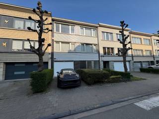Immo Pické biedt U deze statige en gunstig gelegen eengezinswoning aan gelegen in de nabijheid van winkels, openbaar vervoer, scholen en de belangrijkste verbindingswegen (o.a. R0). Deze woning heeft twee afzonderlijke ingangen en is bijgevolg uitermate geschikt voor het uitoefenen van een vrij beroep of de bewoning als zorgwoning. Via de eerste inkomhal begeven we op het gelijkvloers naar een ruimte die actueel bestaat uit een hal, een ingerichte keuken, een ruime woonkamer en een ingerichte badkamer met douche en toilet. Via de tweede inkomdeur betreden we de tweede inkomhal die uitgeeft op een garage voor één wagen. Via een statige trap begeven we ons naar de eerste verdieping die bestaat uit een hal, een zeer lichtrijke woonkamer met aangrenzende eetkamer (55 m2), een ruime keuken en een WC met lavabo. Op deze verdieping vinden we ook een terras. Op de tweede verdieping kunnen we een nachthal, 4 slaapkamers (15 m2, 13 m2, 12 m2, 11 m2) en een badkamer terugvinden. De woning is volledig onderkelderd. Achter de woning vinden we een leuk terras en een volledig ingerichte stadstuin. Open autostaanplaats aanwezig voor de garage.