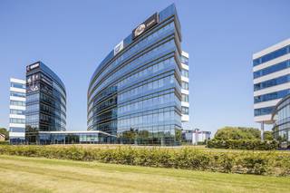 Phenomenally located office space of no less than 1,150 m² for rent, located along and overlooking the busy E40 motorway, near Aalst.<br /><br />These strategically located offices are located on the 5th floor of a modern and high-quality office building, which boasts numerous facilities that make daily work pleasant and efficient. These include a coffee bar for a quick coffee break, a restaurant where you can have lunch without leaving the building, and ample bicycle parking for those coming to work sustainably.<br />In addition, electric charging stations are available in the underground garage, which responds perfectly to today's need for green mobility.<br /><br />One of the biggest assets of this property is its excellent parking ratio of 1/35, meaning that there are ample parking options for both employees and visitors. Accessibility is also fantastic, thanks to its location just off exit 19 Aalst and its proximity to the Erembodegem railway station, which ensures easy access to both public transport and the motorway.<br /><br /><br />Other office surfaces are also available. This office space is available immediately, so do not hesitate to establish your business at this unique prime location and benefit from the excellent visibility along one of the country's main traffic arteries.<br />Would you like more information, detailed plans or a no-obligation site visit? Then contact PANORAMA B2B GENT KANTOREN quickly on 0477 44 39 30.